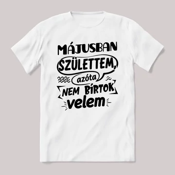 Májusban születtem, azóta nem bírtok velem. Fehér feliratos vicces szülinapos póló.