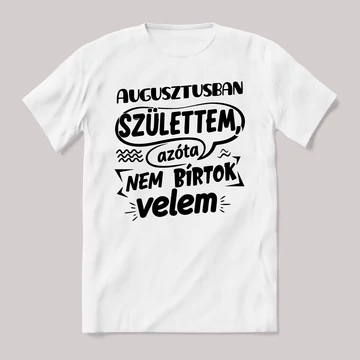Augusztusban születtem, azóta nem bírtok velem. Fehér feliratos vicces szülinapos póló.