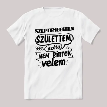 Szeptemberben születtem, azóta nem bírtok velem. Fehér feliratos vicces szülinapos póló.