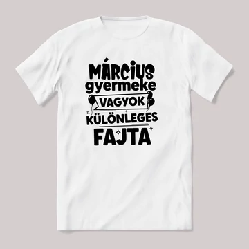 Március gyermeke vagyok, különleges fajta. Fehér feliratos vicces szülinapos póló.