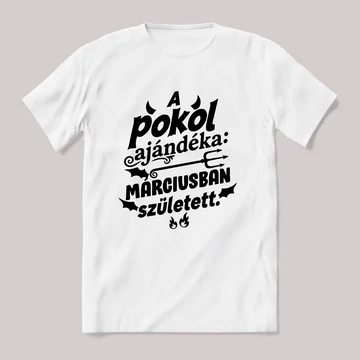 A pokol ajándéka Márciusban született. Fehér feliratos vicces szülinapos póló.