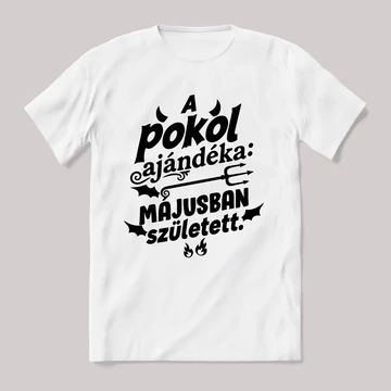 A pokol ajándéka Májusban született. Fehér feliratos vicces szülinapos póló.