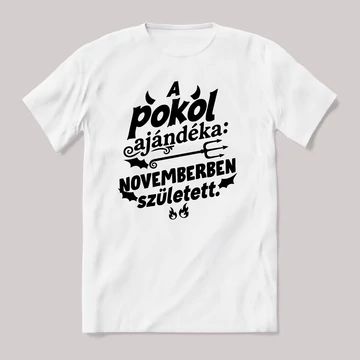 A pokol ajándéka Novemberben született. Fehér feliratos vicces szülinapos póló.