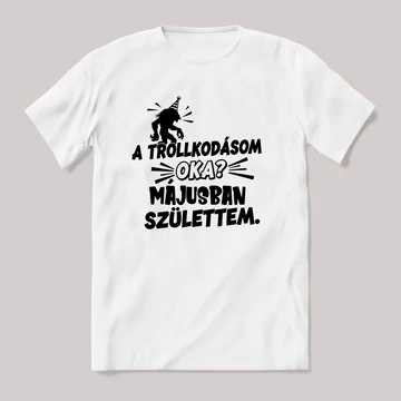 Trollkodásom oka: Májusban születtem. Fehér feliratos vicces szülinapos póló.