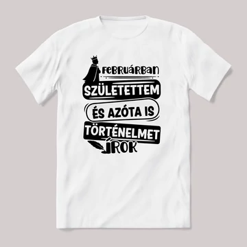 Februárban születtem, azóta történelmet írok. Fehér feliratos vicces szülinapos póló.