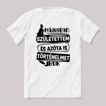 Májusban születtem, azóta történelmet írok. Fehér feliratos vicces szülinapos póló.