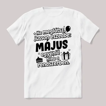 Május egyenlő, hiba a rendszerben. Fehér feliratos vicces szülinapos póló.