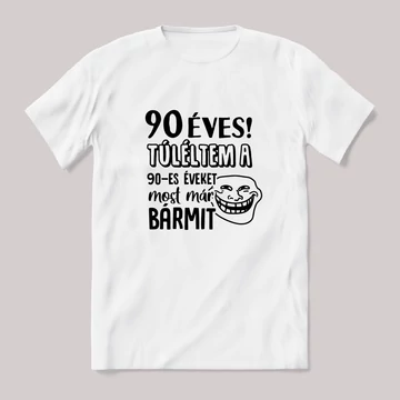 90 évesen túléltem a 90-es éveket, most már bármit. Fehér feliratos vicces szülinapos póló.