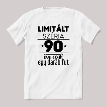 Limitált széria, egy darab fut 90 éve. Fehér feliratos vicces szülinapos póló.