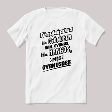 Fényképész, ha csönben van gyanús, ha hangos még gyanúsabb. Fehér feliratos vicces szakmás póló.