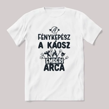 Fényképész, a káosz emberi arca. Fehér feliratos vicces szakmás póló.