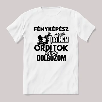 Fényképész vagyok, ha nem ordítok nem dolgozok. Fehér feliratos vicces szakmás póló.