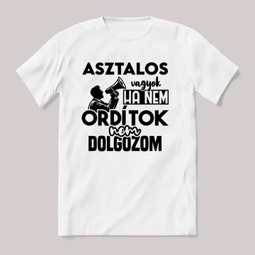 Asztalos vagyok, ha nem ordítok nem dolgozok. Fehér feliratos vicces szakmás póló.