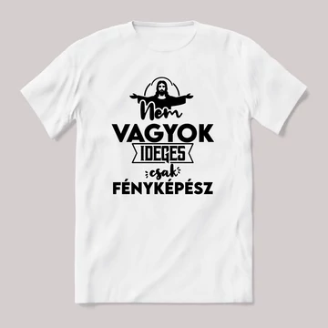Nem vagyok ideges csak Fényképész. Fehér feliratos vicces szakmás póló.