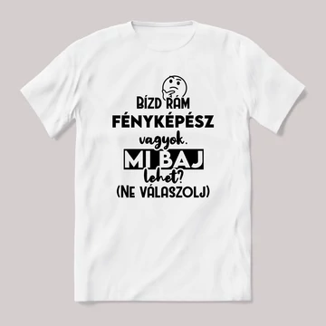 Bízd rám Fényképész vagyok, mi baj lehet? Fehér feliratos vicces szakmás póló.