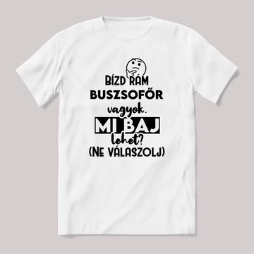 Bízd rám Buszsofőr vagyok, mi baj lehet? Fehér feliratos vicces szakmás póló.