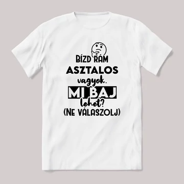 Bízd rám Asztalos vagyok, mi baj lehet? Fehér feliratos vicces szakmás póló.
