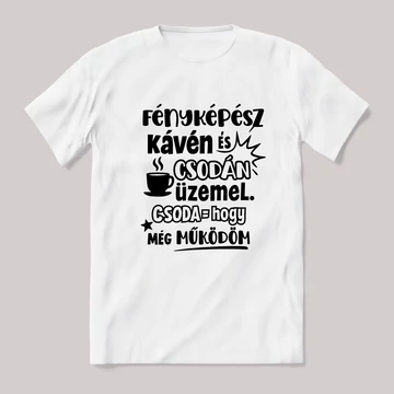A Fényképész kávén és csodán üzemel. Fehér feliratos vicces szakmás póló.