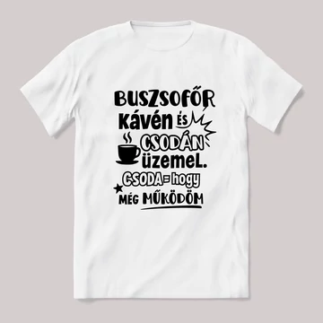 A Buszsofőr kávén és csodán üzemel. Fehér feliratos vicces szakmás póló.