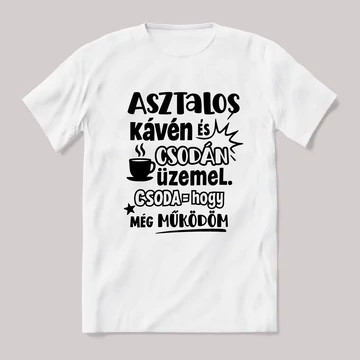 Az Asztalos kávén és csodán üzemel. Fehér feliratos vicces szakmás póló.