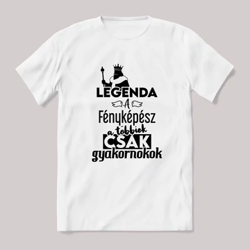 Legenda a Fényképész, a többeik csak gyakornokok. Fehér feliratos vicces szakmás póló.