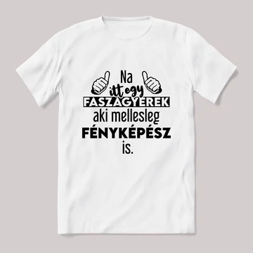 Na itt egy faszagyerek, aki mellesleg Fényképész is. Fehér feliratos vicces szakmás póló.