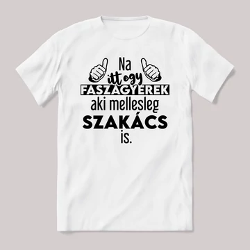 Na itt egy faszagyerek, aki mellesleg Szakács is. Fehér feliratos vicces szakmás póló.