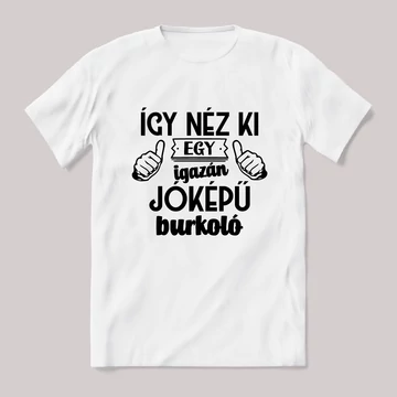 így néz ki egy jóképű burkoló. Fehér feliratos vicces szakmás póló.