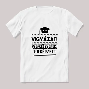 Vigyázat veszélyesen túlképzett. fehér póló