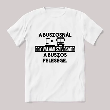 A buszosnál egy valami szívósabb, a felesége. Fehér póló