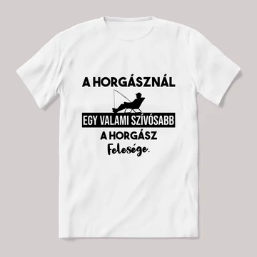 A horgásznál egy valami szívósabb, a felesége. Fehér póló