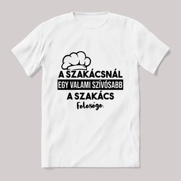A szakácsnál egy valami szívósabb, a felesége. Fehér póló