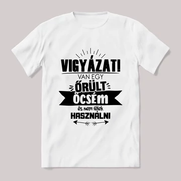Vigyázat van egy őrült öcsém. Feliratos fehér póló.