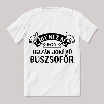 Így néz ki egy jóképű buszsofőr. Feliratos fehér póló.
