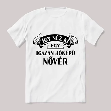 Így néz ki egy jóképű nővér. Feliratos fehér póló.