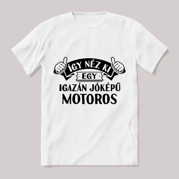 Így néz ki egy jóképű motoros. Feliratos fehér póló.