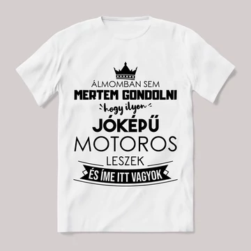 Ilyen jóképű motoros leszek. Feliratos fehér póló.