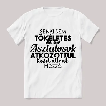 Senki sem tökéletes csak az asztalosok. Feliratos fehér póló.