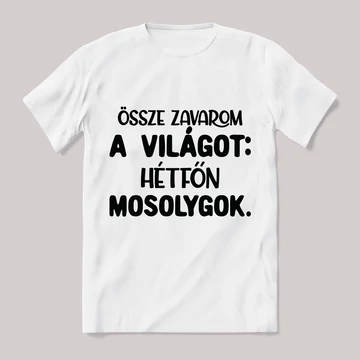 Összezavarom a világot, mosolygok. Feliratos fehér póló.