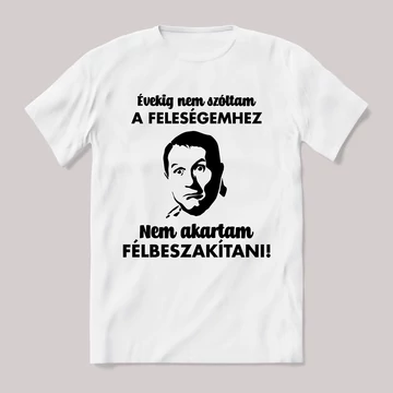 Évekig nem szóltam a feleségemhez, nem akartam félbeszakítani. Feliratos fehér póló.