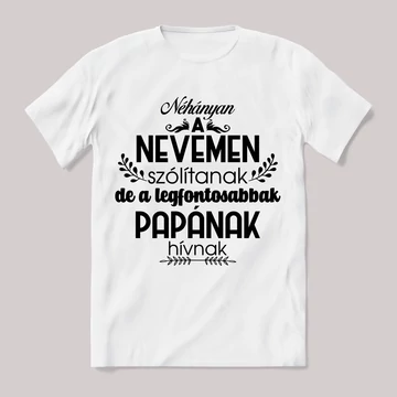 Néhányan a nevemen a legfontosabbak papának szólítanak. Feliratos fehér póló.