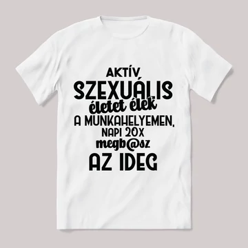 A munkehelyen egyfolytában szexelek. Feliratos fehér póló.