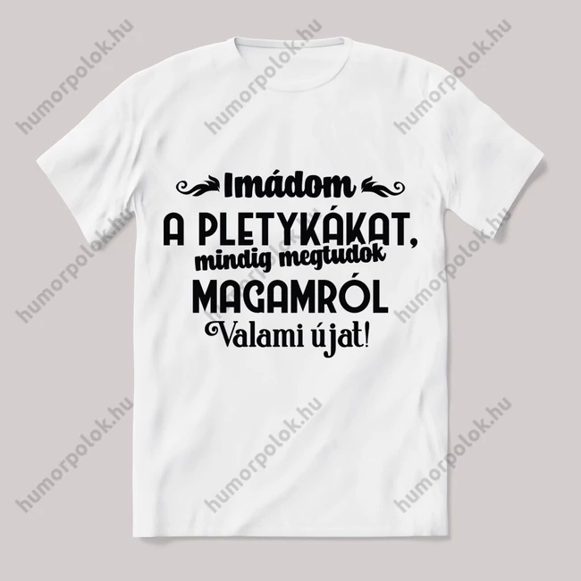 Imádom a pletykákat, mindig megtudok valami újat magamról. fehér feliratos vicces póló.