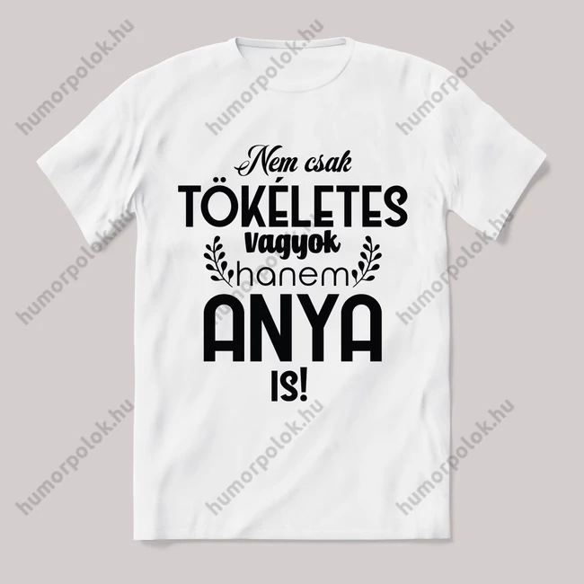Nem csak tökéletes, hanem anya is. Fehér feliratos vicces póló.