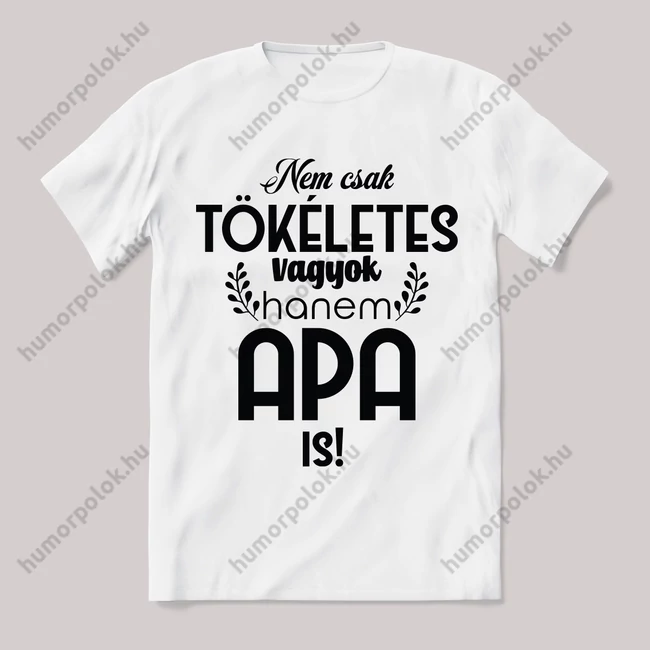 Nem csak tökéletes, hanem apa is. Fehér feliratos vicces póló.