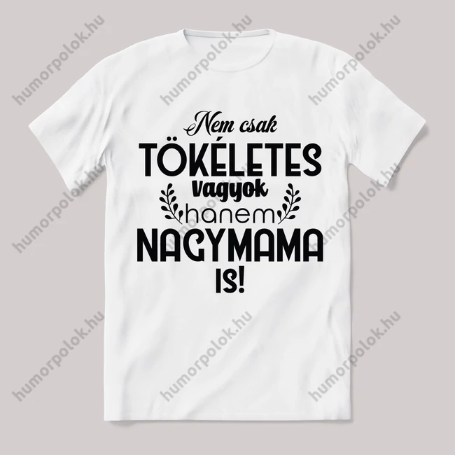 Nem csak tökéletes, hanem nagymama is. Fehér feliratos vicces póló.