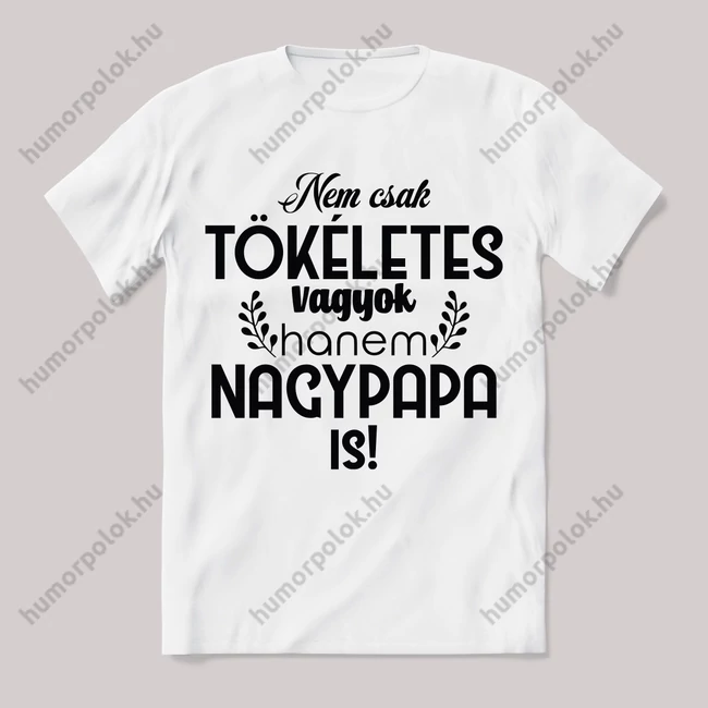 Nem csak tökéletes, hanem nagypapa is. Fehér feliratos vicces póló.