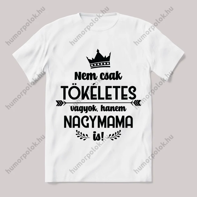 Nem csak tökéletes, hanem nagymama is. Fehér feliratos vicces póló.