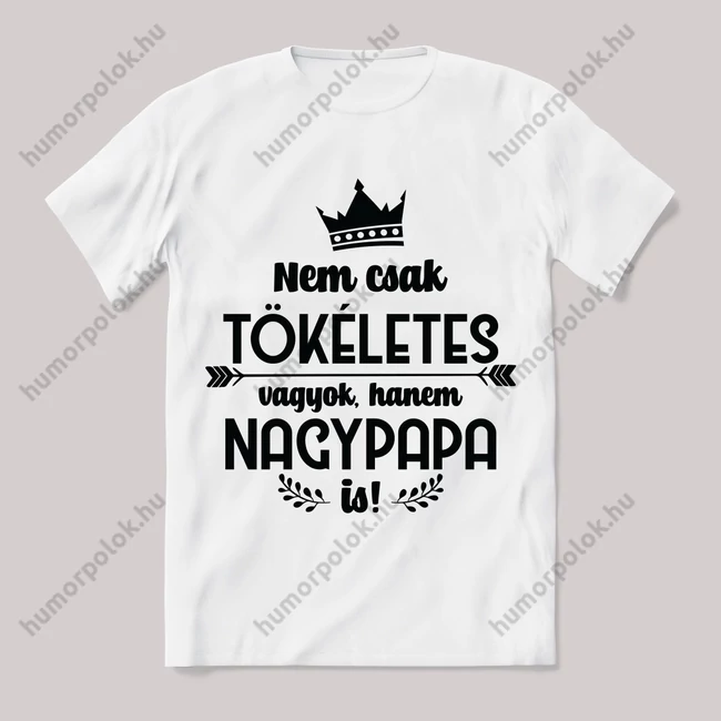 Nem csak tökéletes, nagypapa is. Fehér feliratos vicces póló.