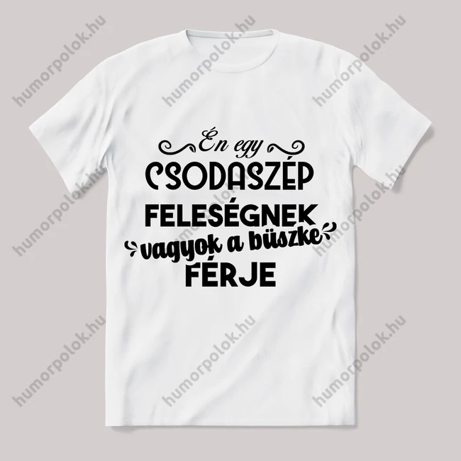 Én egy csodaszép feleségnek vagyok a büszke férje. Fehér feliratos vicces póló.